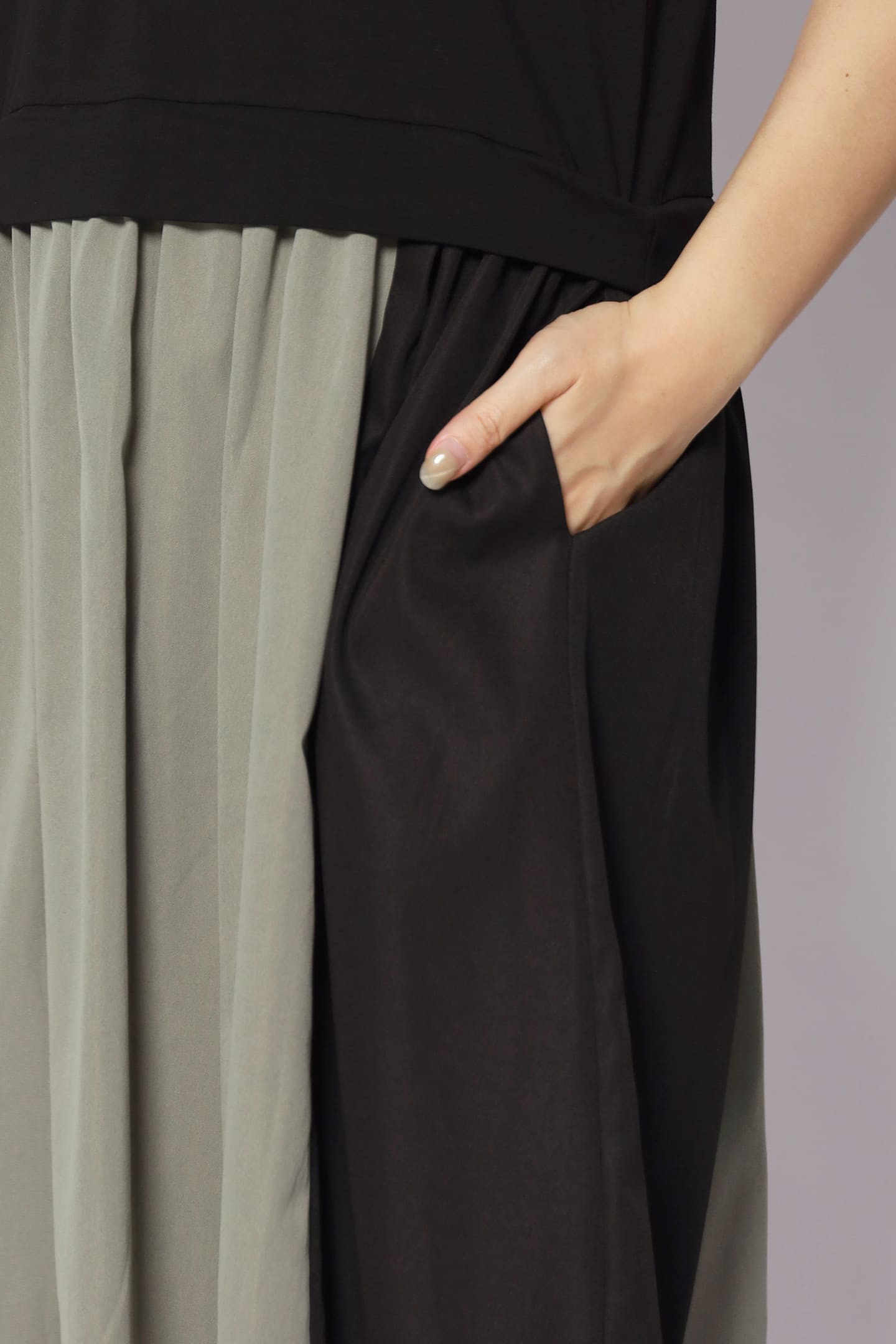 Backorders Cara Dress in Black Green