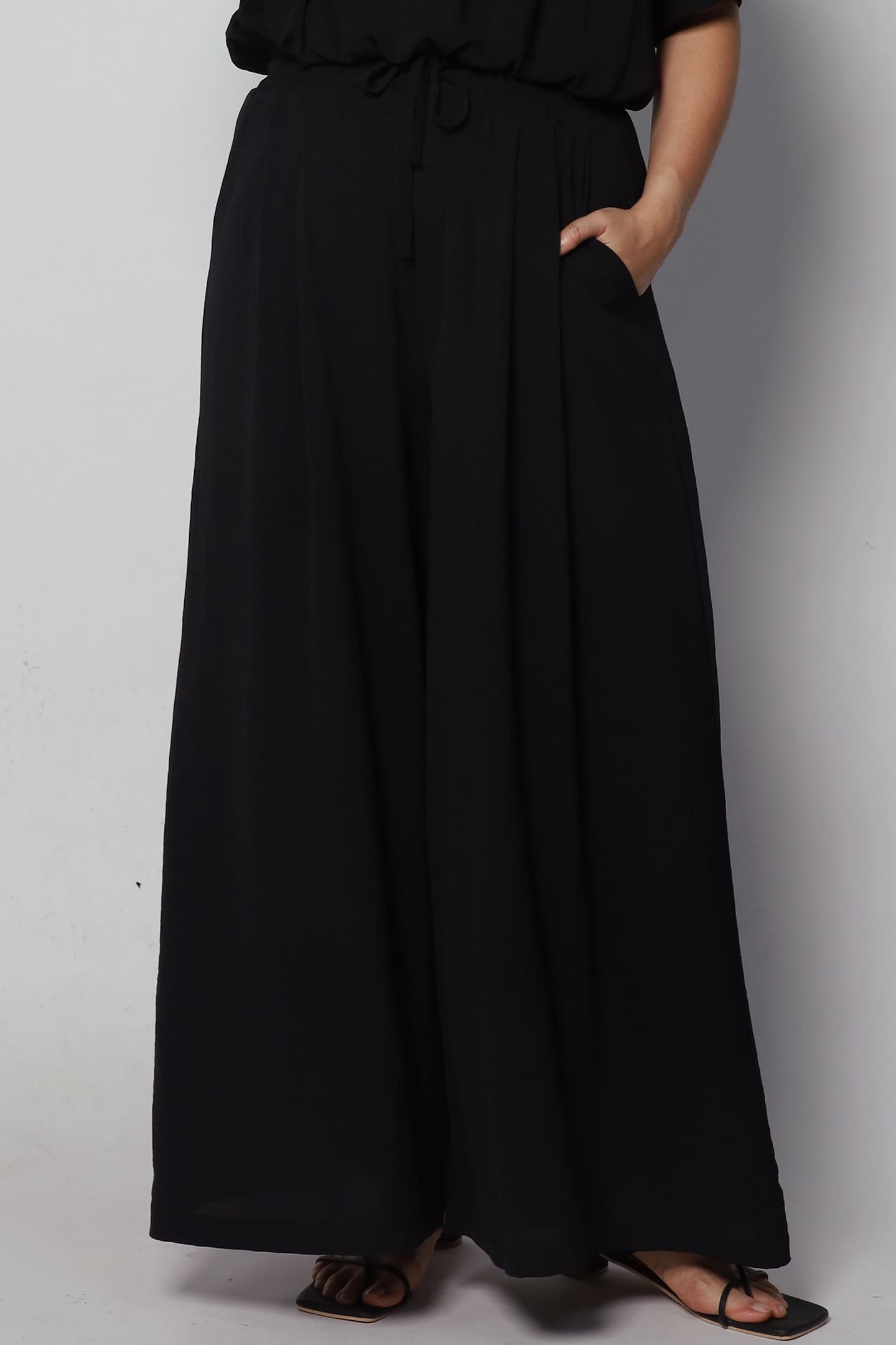 Doona 2 in 1 Top and Pants Set in Black