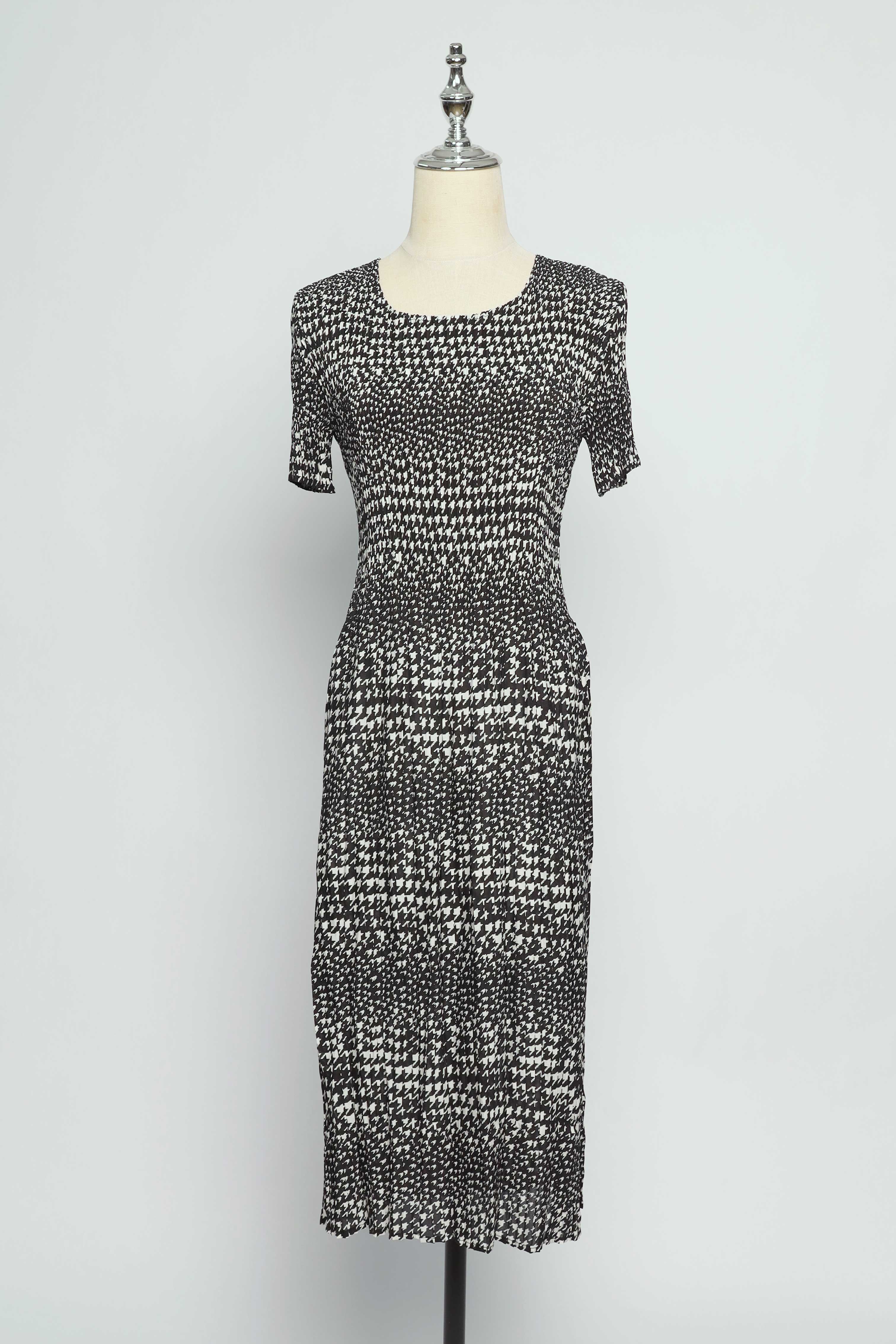 PO - Loulou Dress in BW Abstract