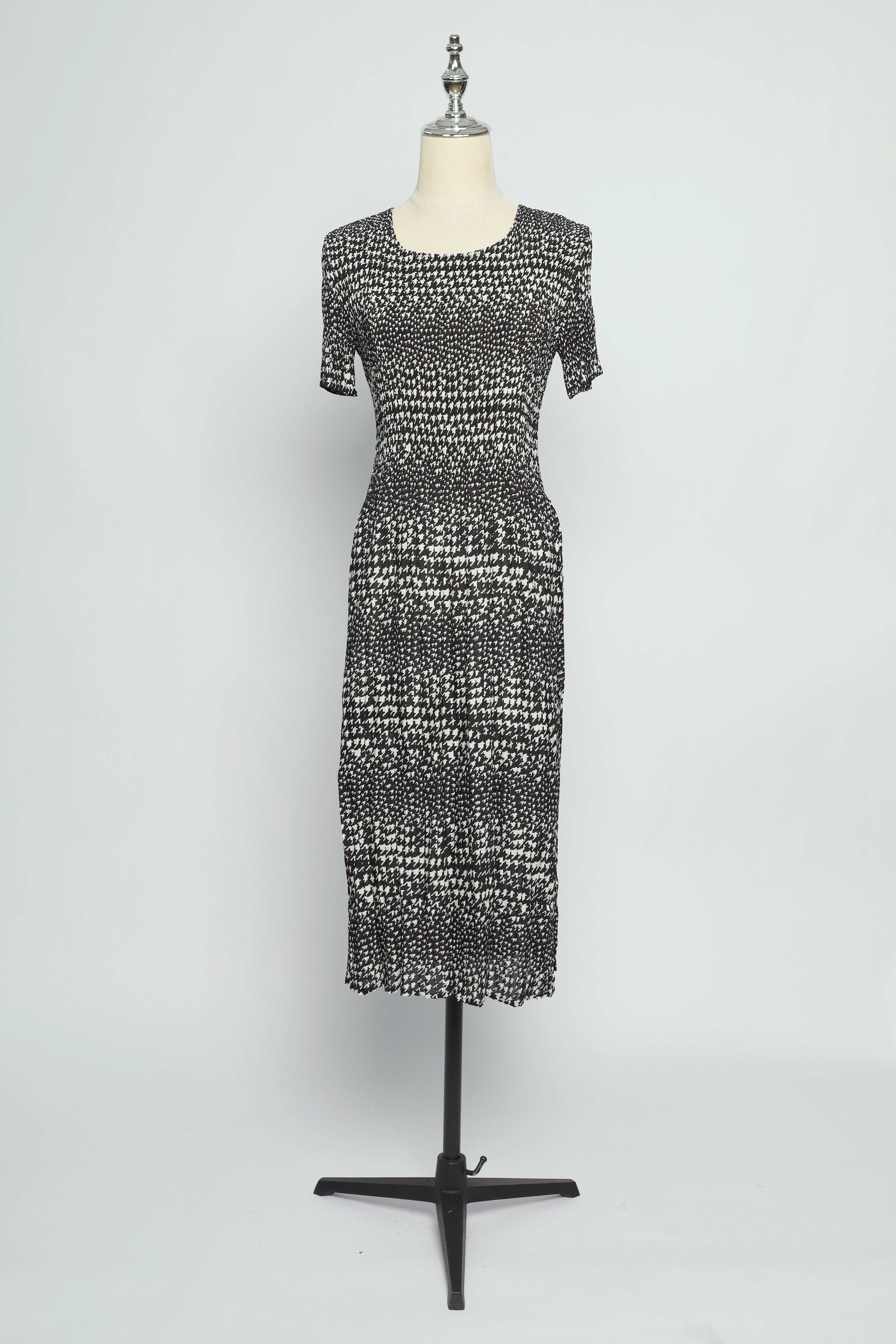 PO - Loulou Dress in BW Abstract