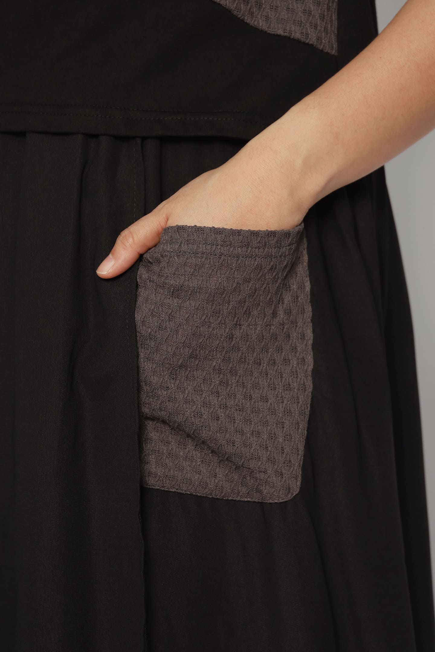 Liyen Dress in Grey Black