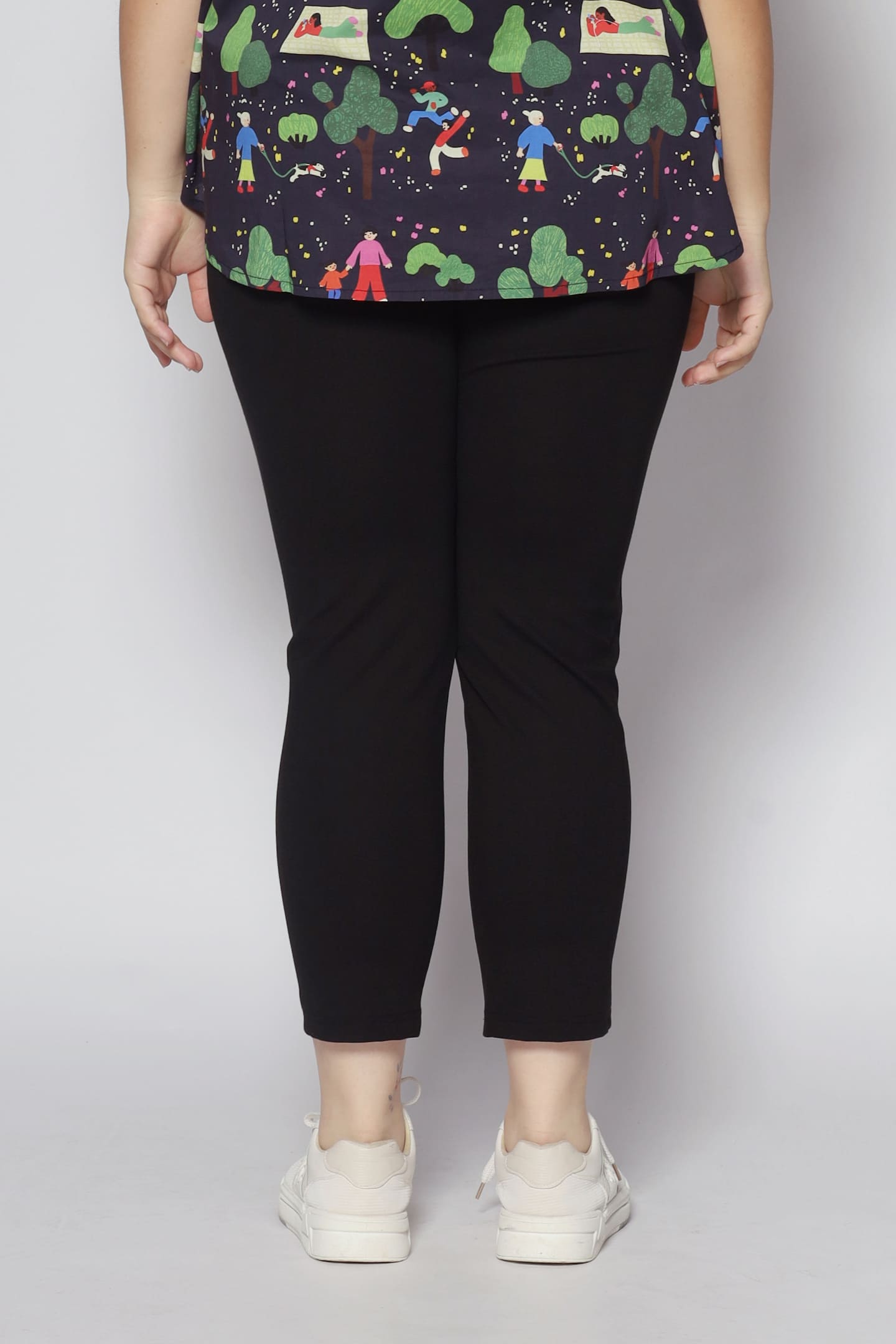 Backorders Yoges Pants in Black (New Version)
