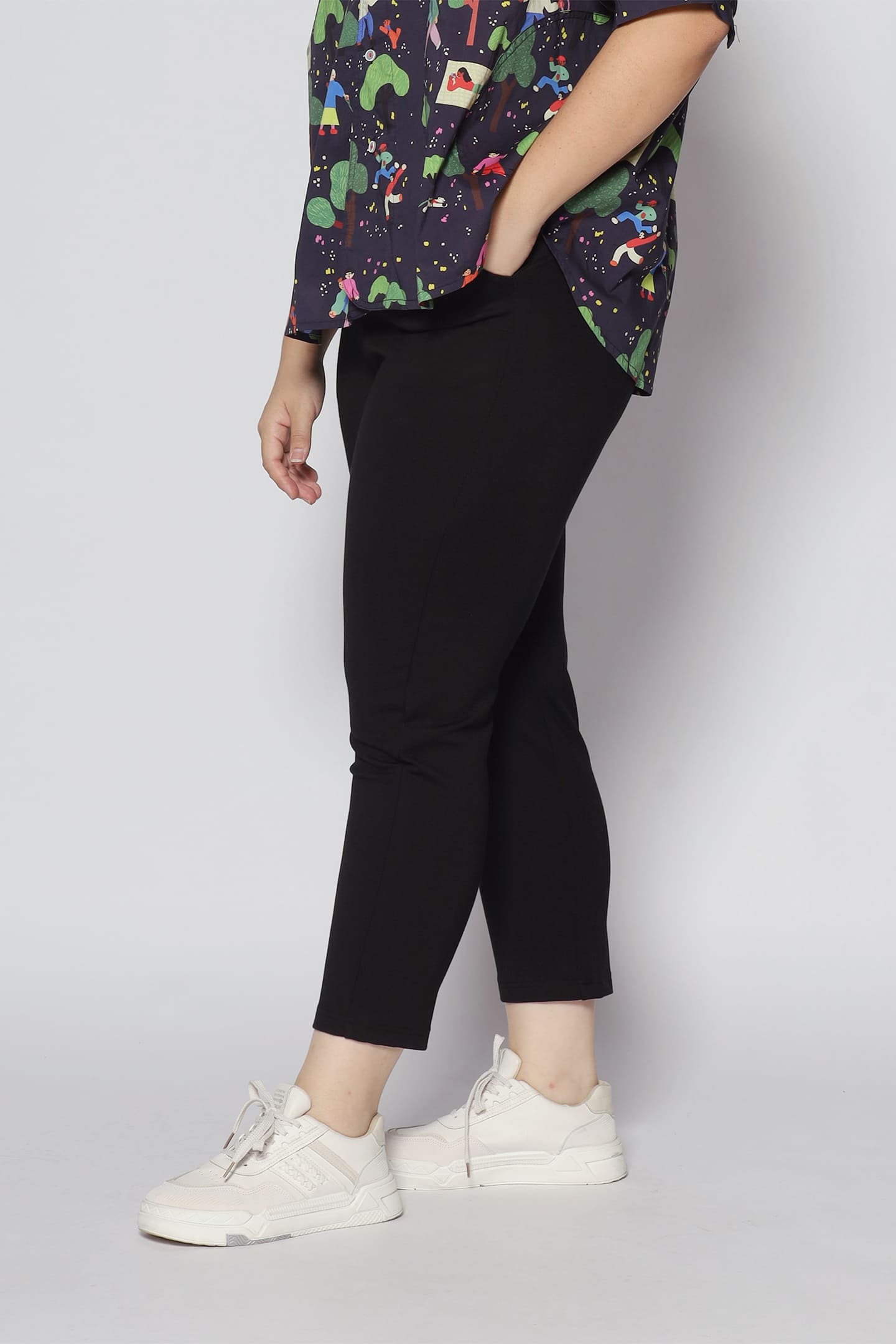 Backorders Yoges Pants in Black (New Version)