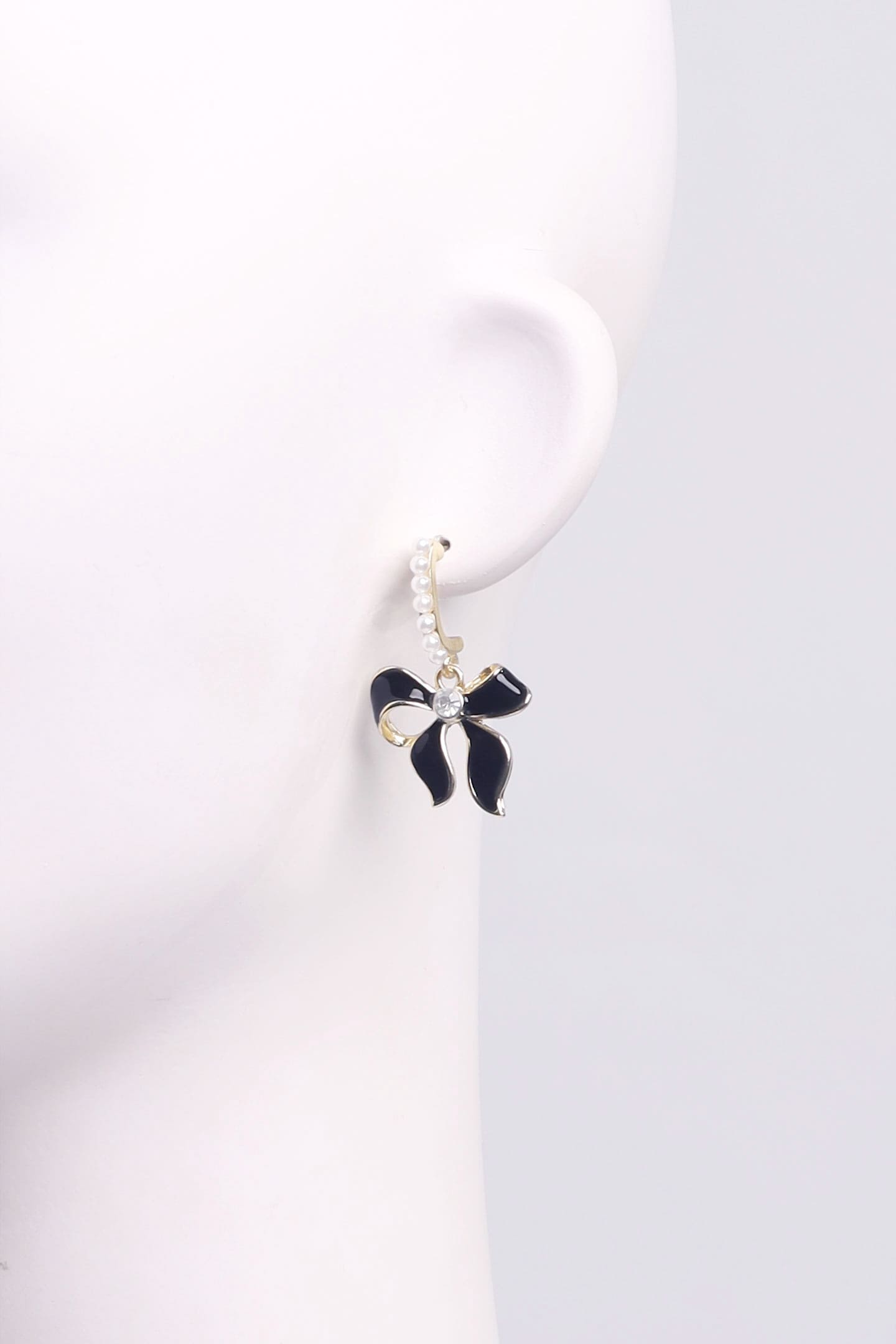 Ribbon Dangling Earrings in Black