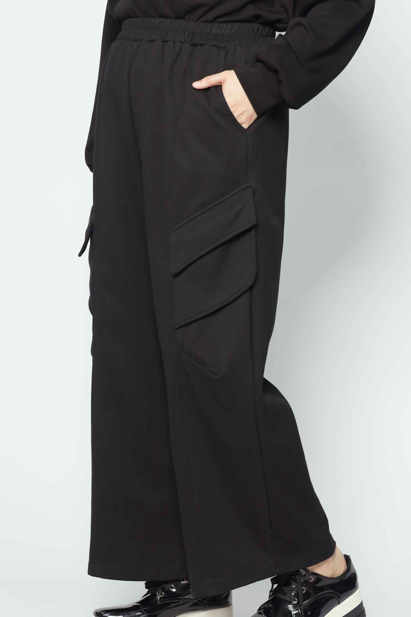 Aero Cargo Pants in Black