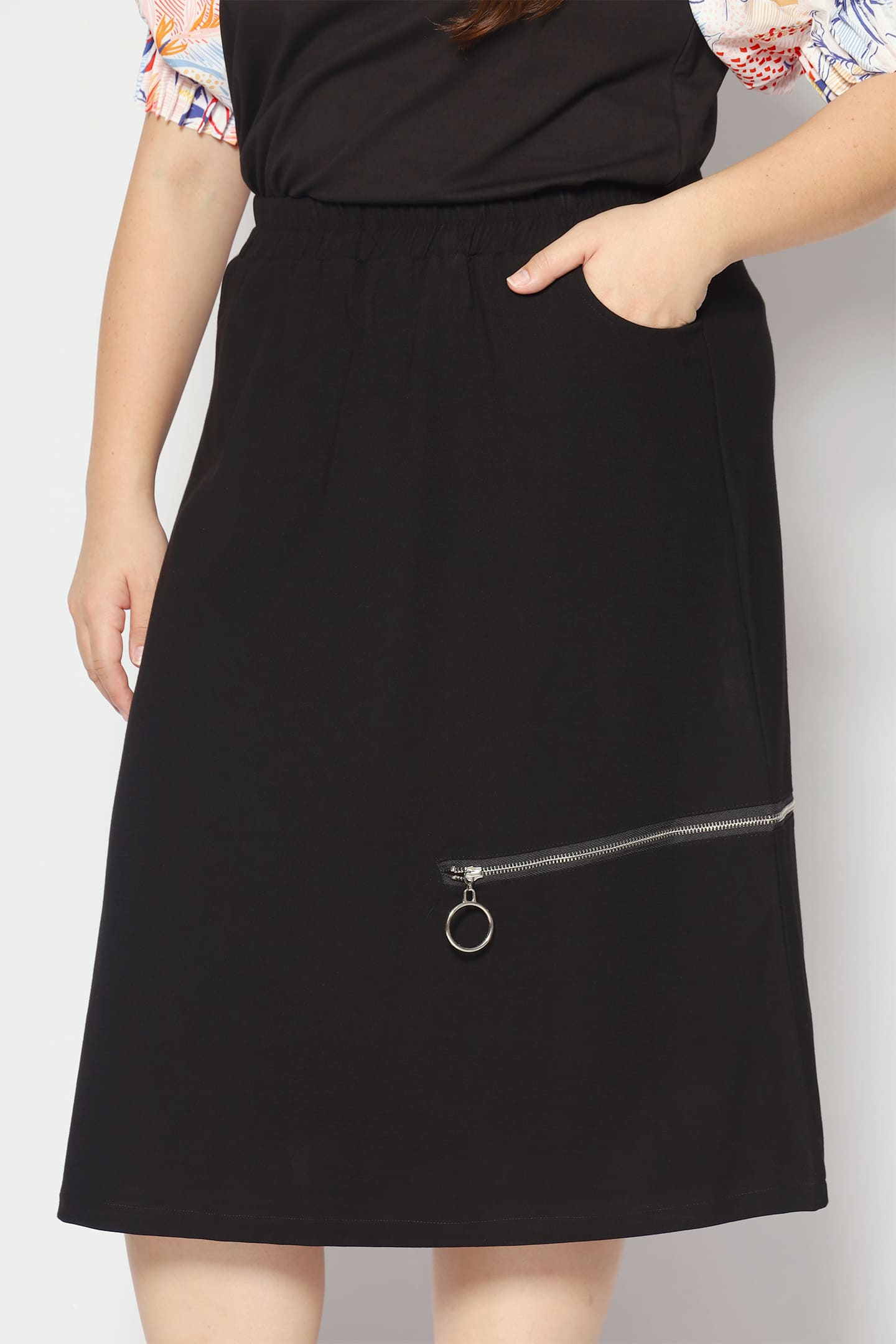 Filo Zipper Skirt in Black