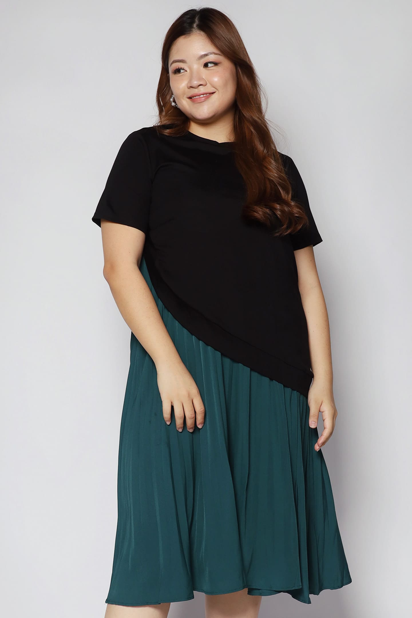 Backorders Hui Pleated Dress in Black Green