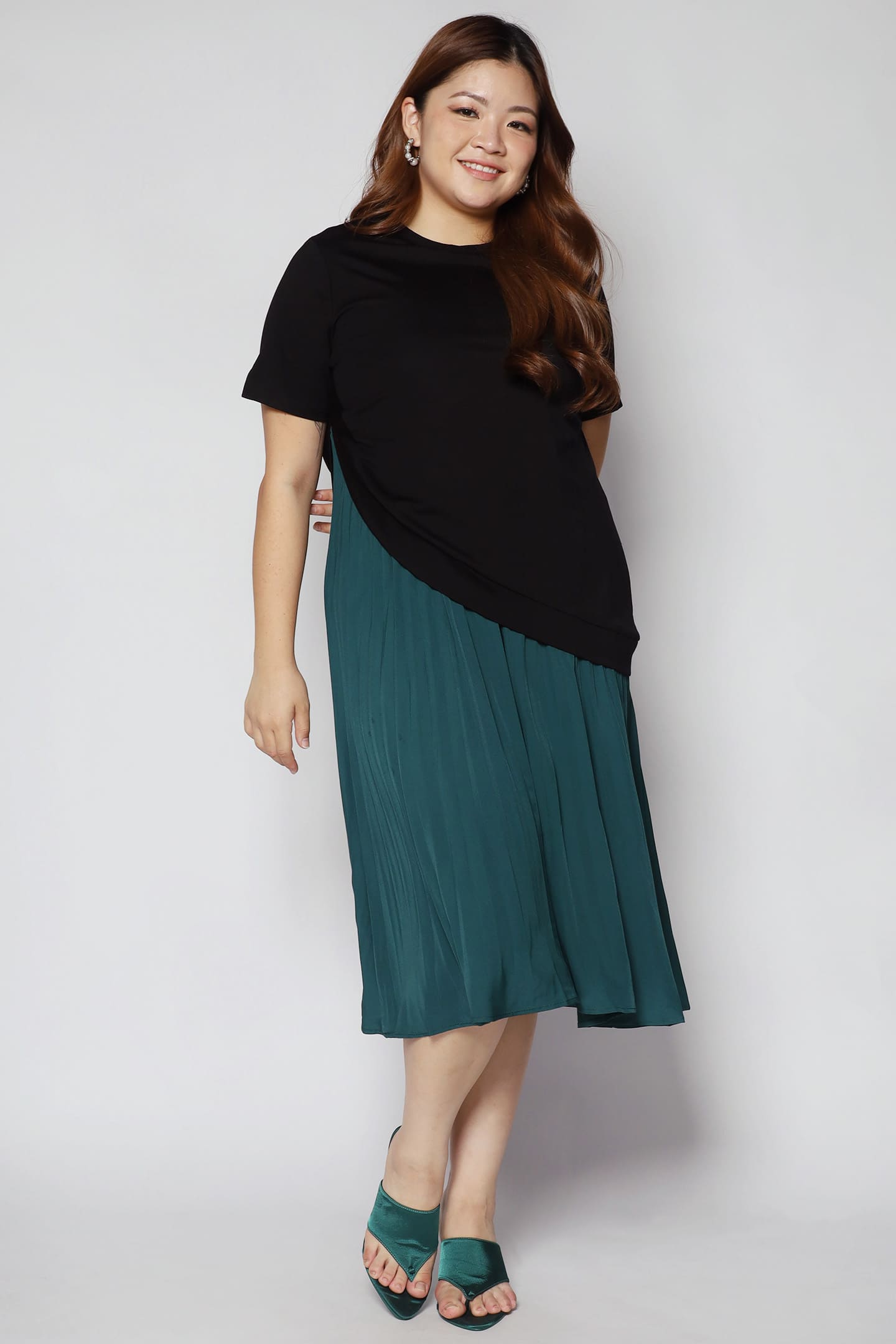 Hui Pleated Dress in Black Green