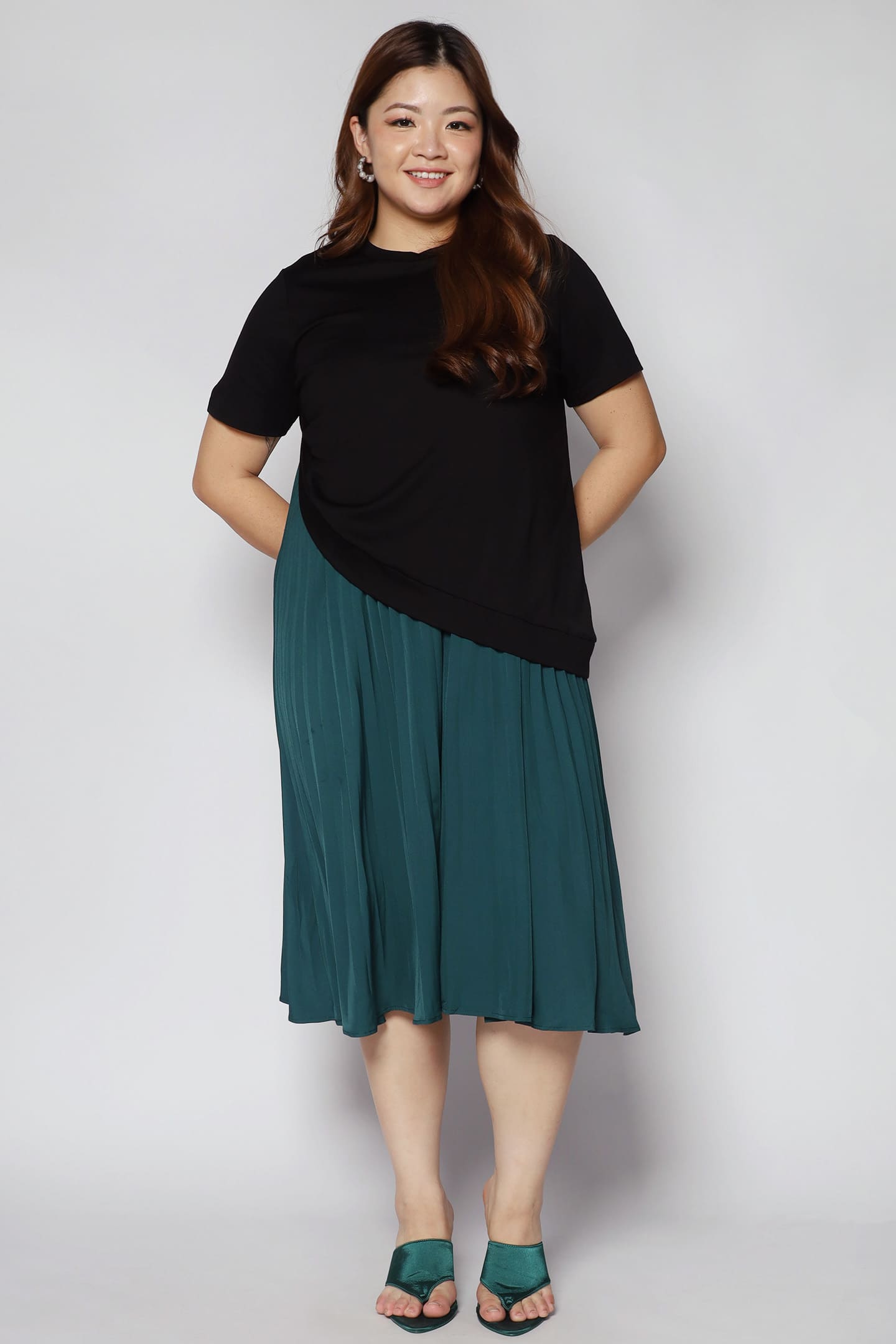 Hui Pleated Dress in Black Green