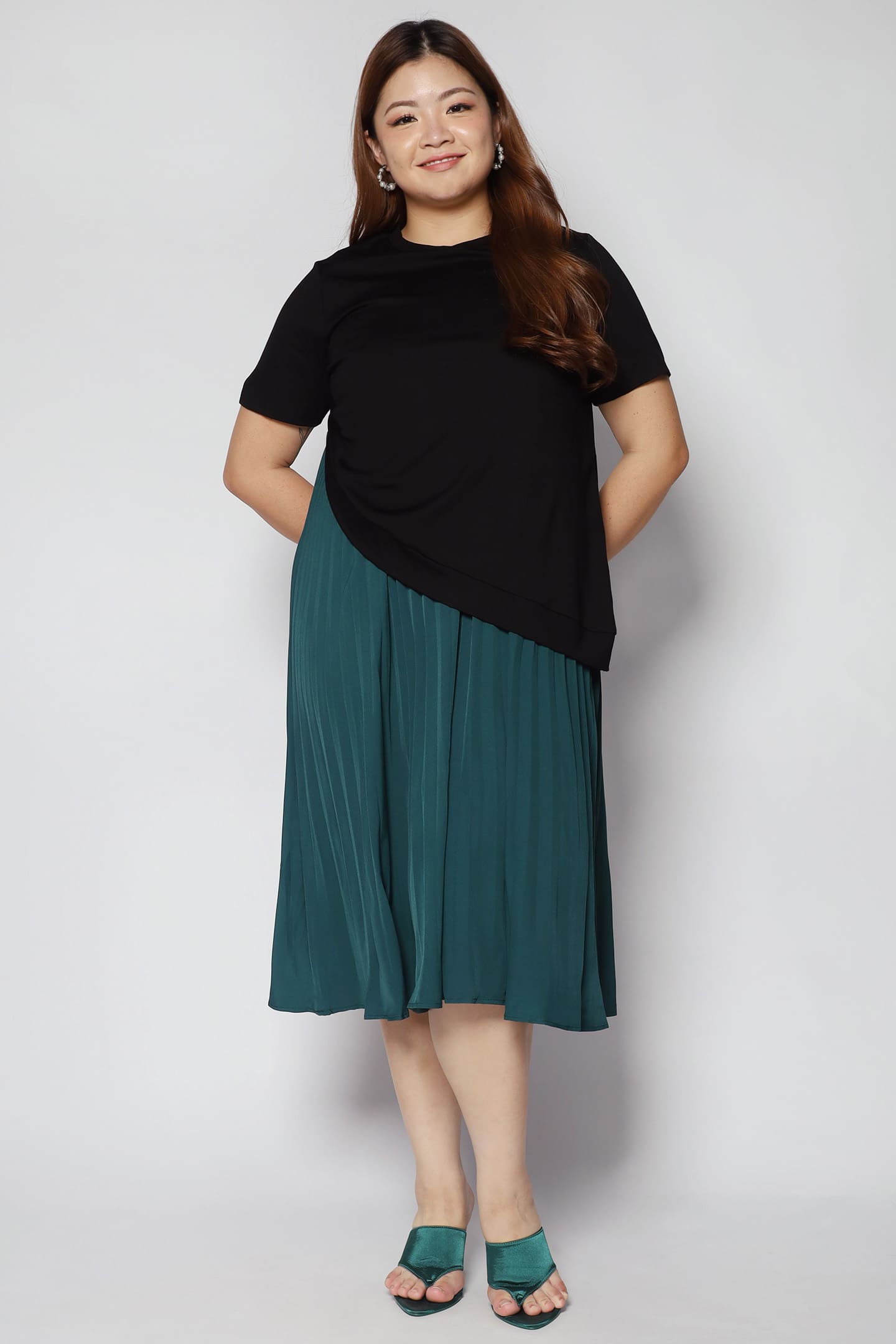 Hui Pleated Dress in Black Green