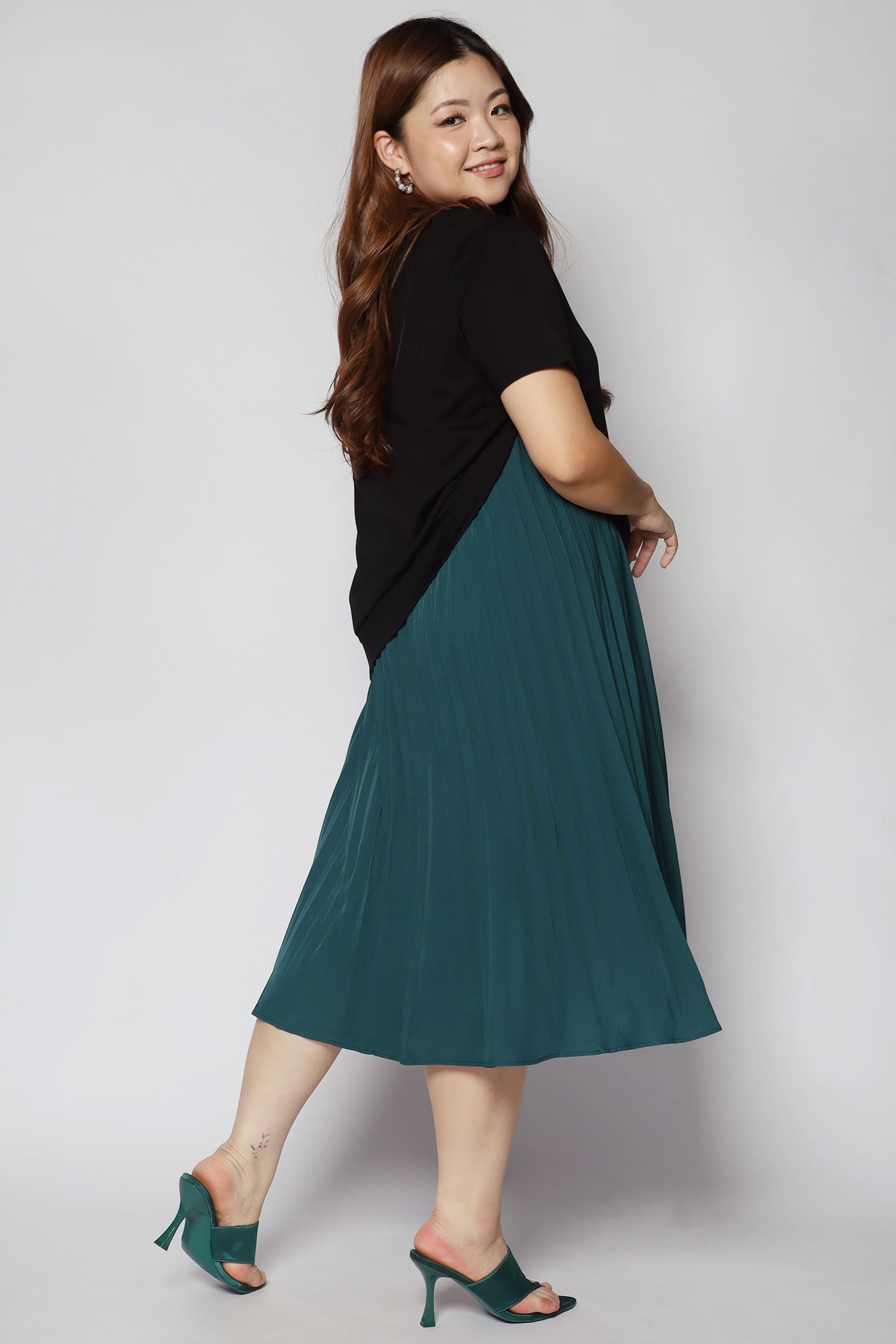 Hui Pleated Dress in Black Green