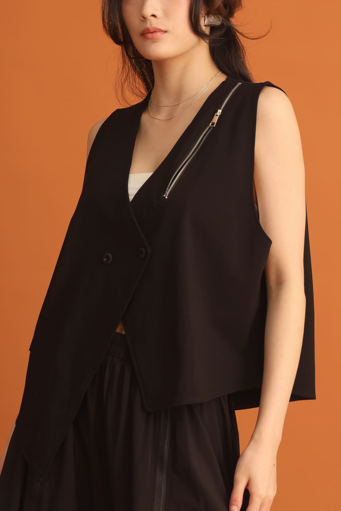 CHOSEN - Joo Zipper Vest in Black