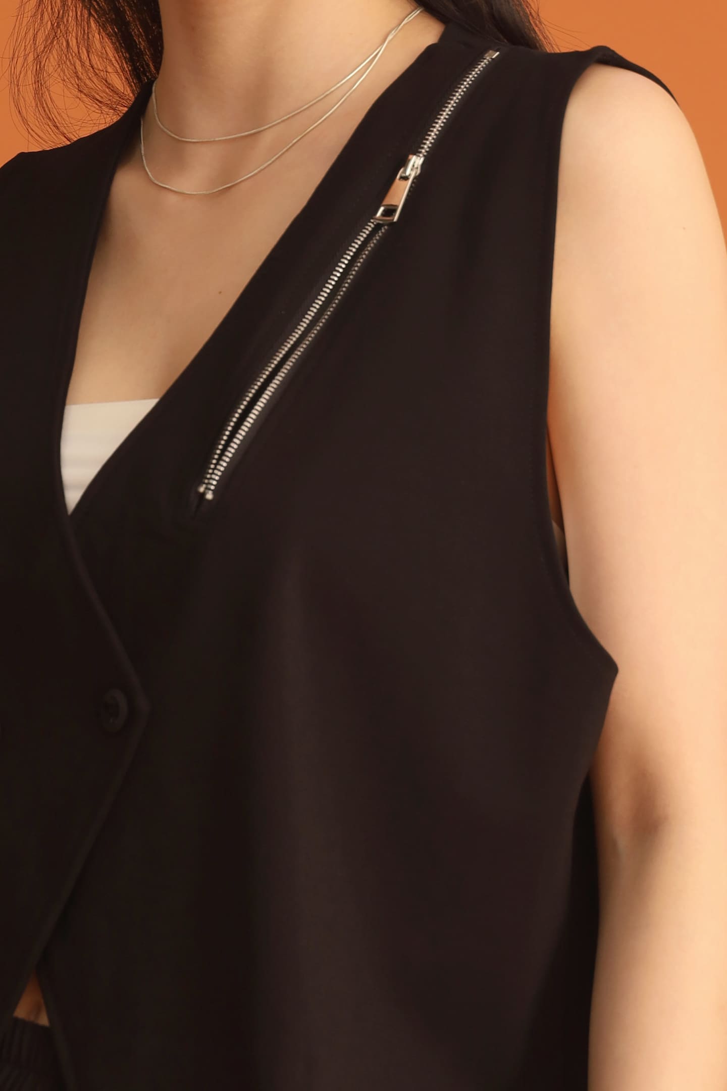 CHOSEN - Joo Zipper Vest in Black