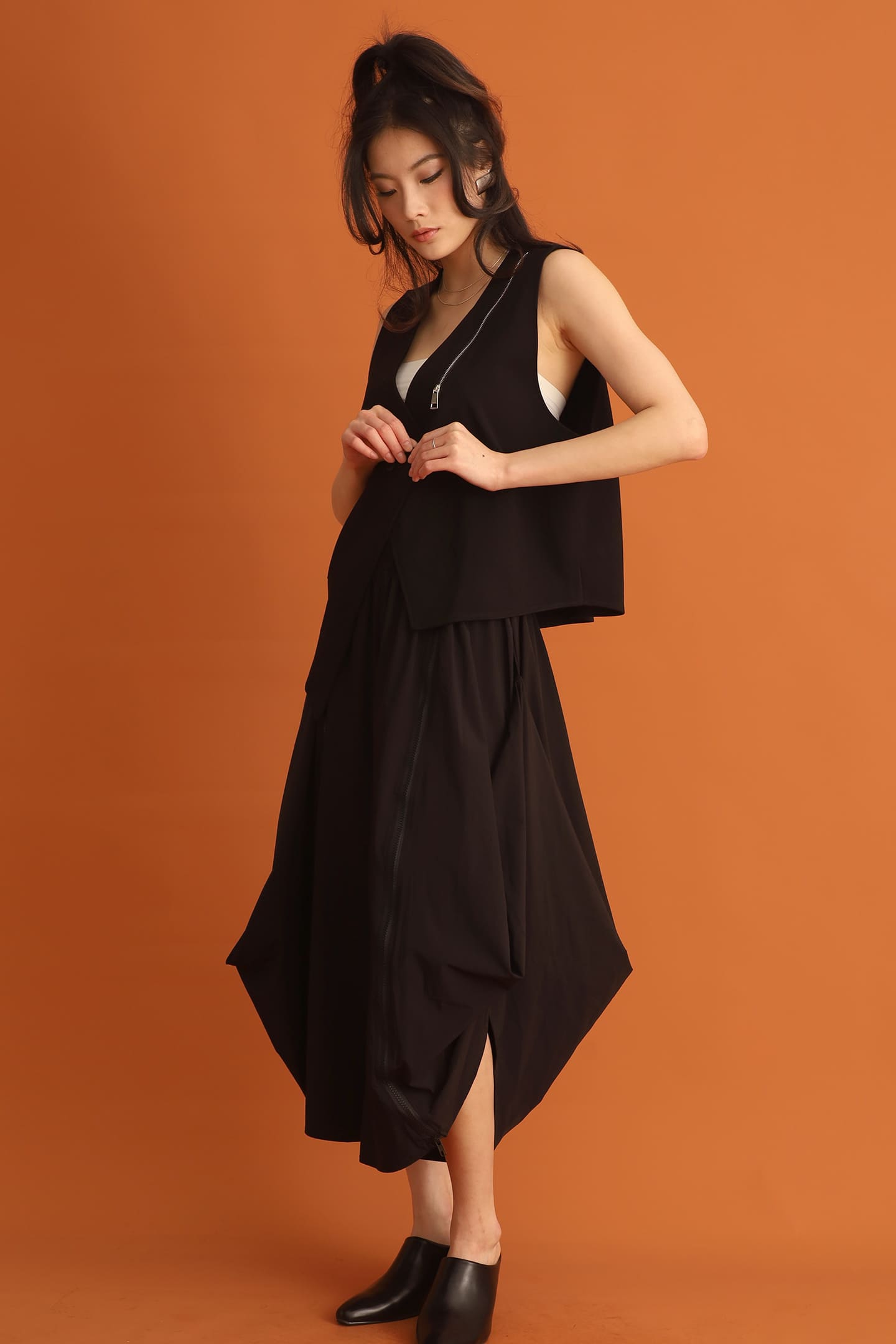 CHOSEN - Joo Zipper Vest in Black