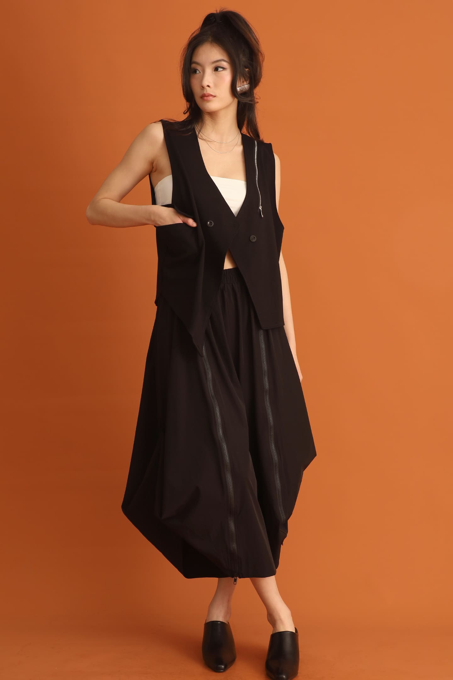 CHOSEN - Joo Zipper Vest in Black