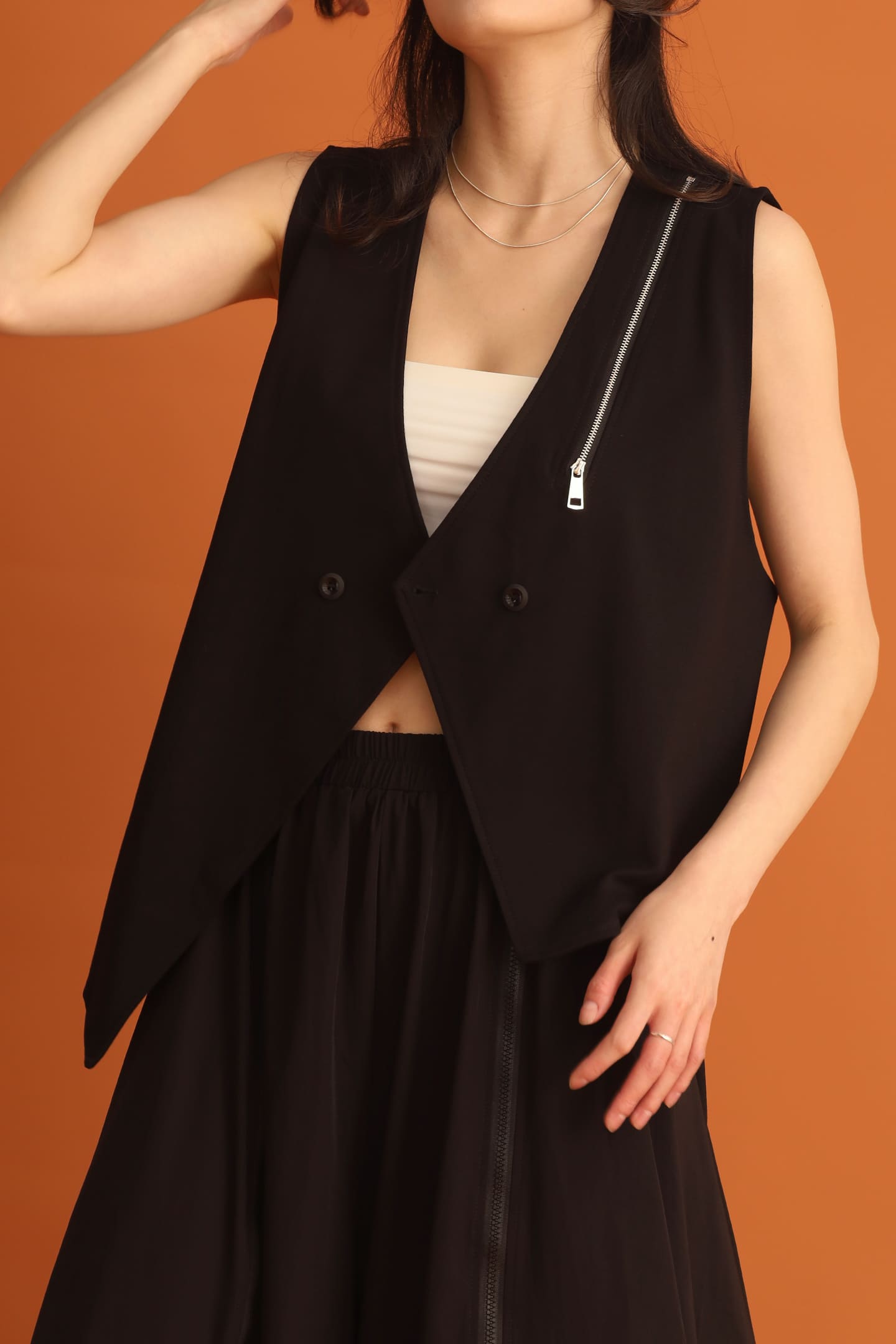 CHOSEN - Joo Zipper Vest in Black