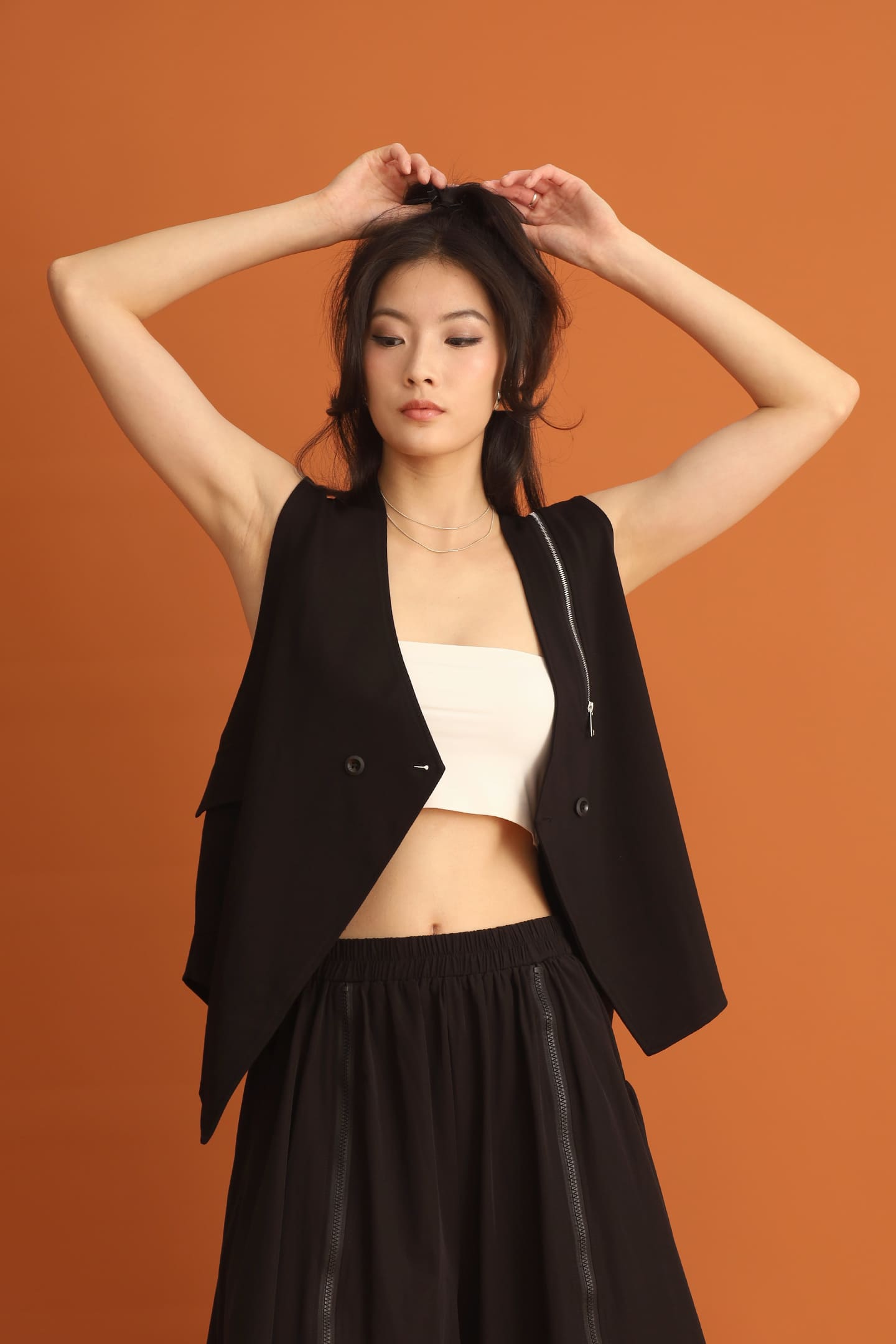 CHOSEN - Joo Zipper Vest in Black