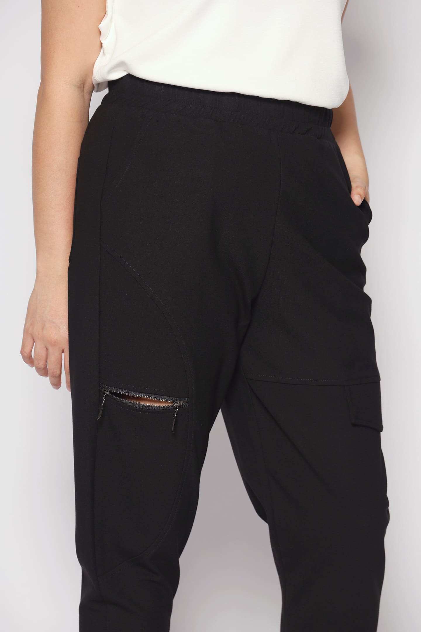 Kay Zipper Pants in Black