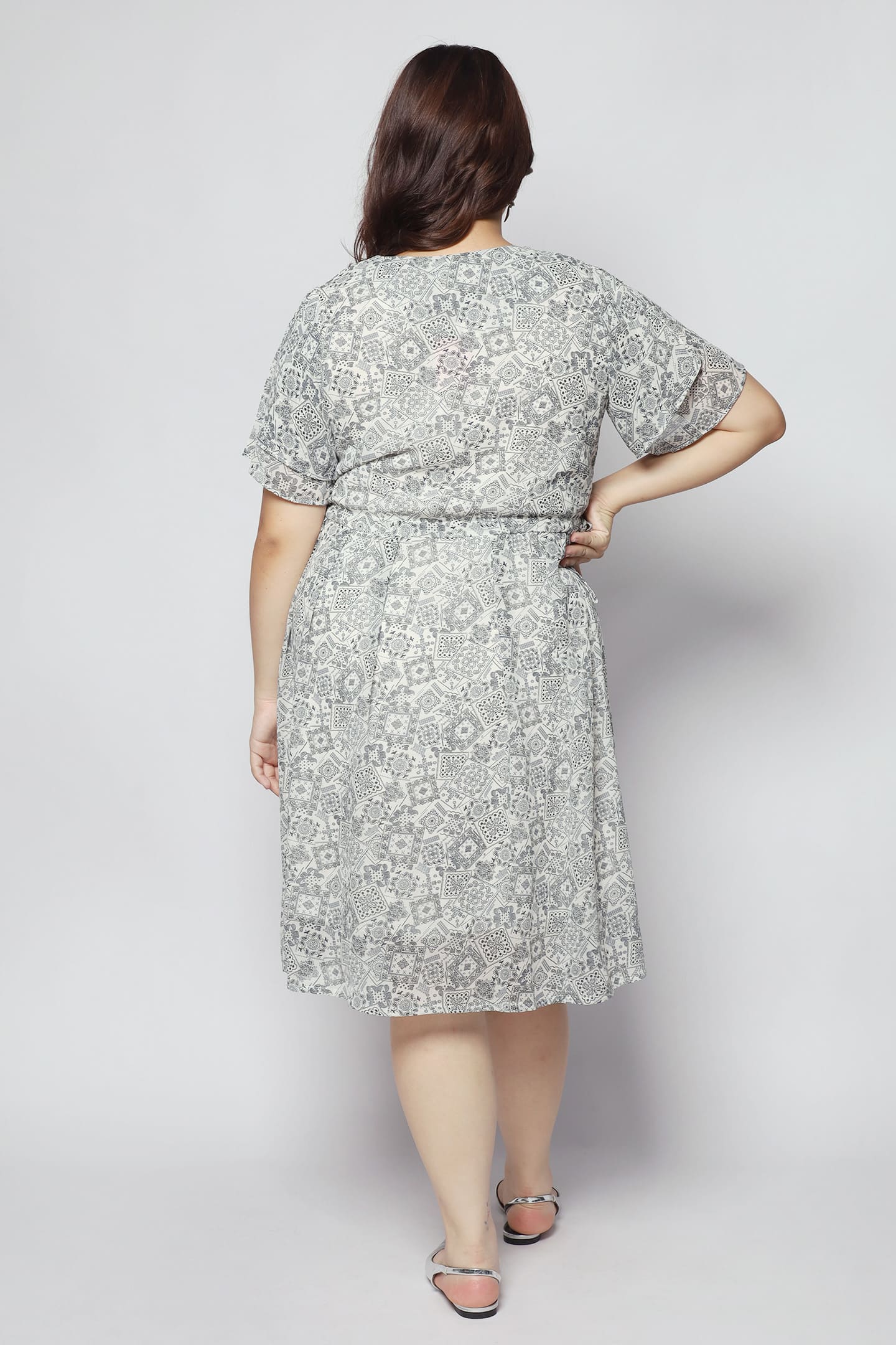 Kewei Dress in White Paisley