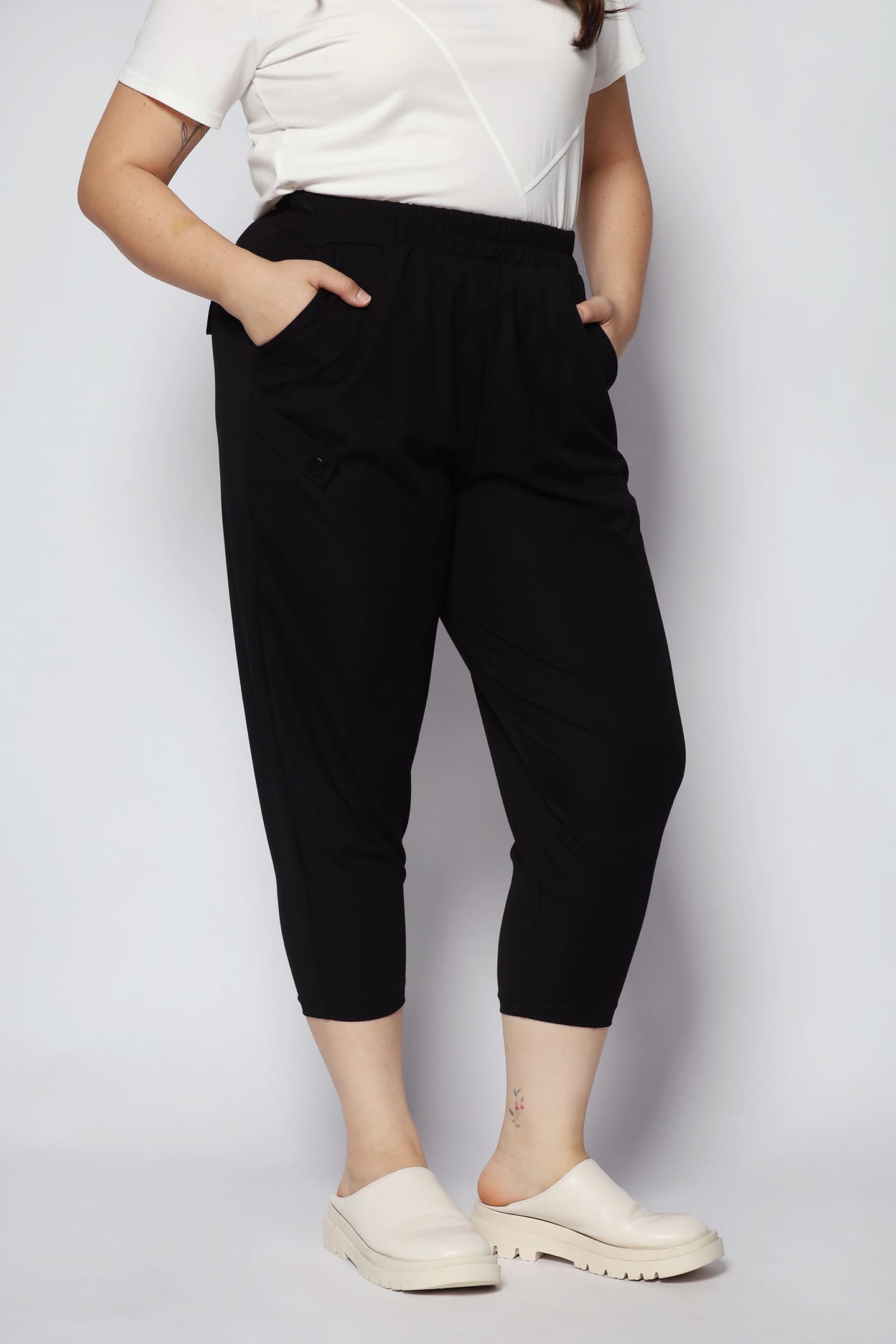 Qoo Pants in Black