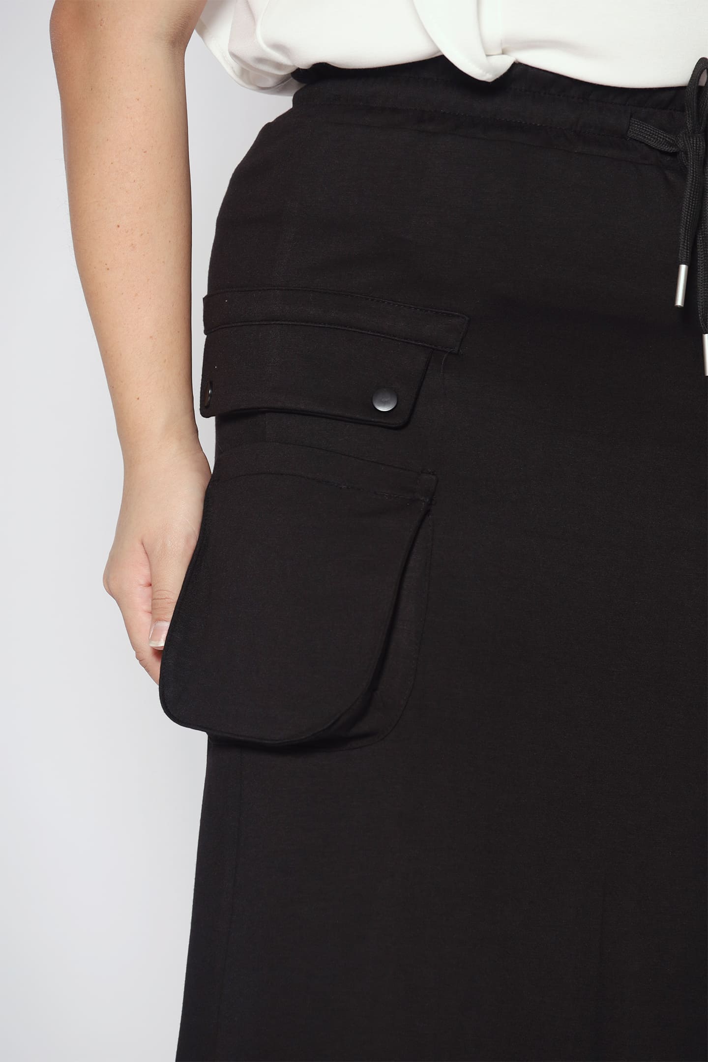 Veevee Cargo Skirt in Black