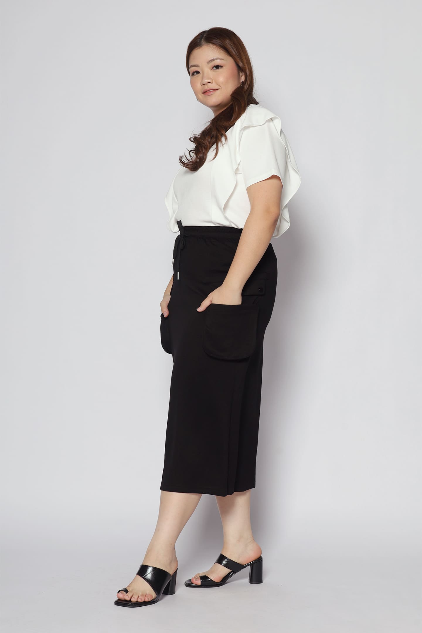 Veevee Cargo Skirt in Black